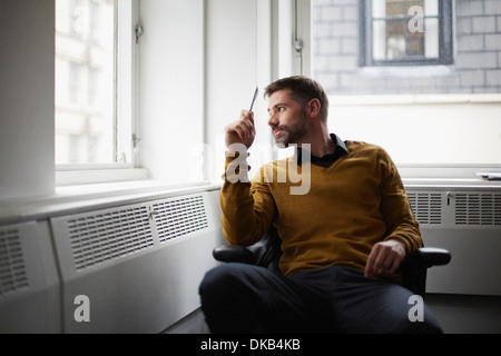 Businessman looking out of window Banque D'Images