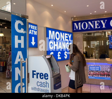 Jeune femme à l'aide d'un guichet automatique, London, UK Banque D'Images