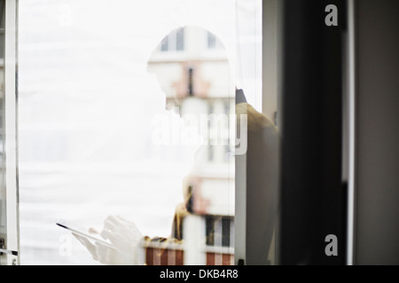 Reflet de businessman using digital tablet Banque D'Images