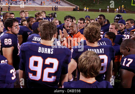 Septembre 24, 2011 - Charlottesville, Virginie, États-Unis - Virginia Cavaliers l'entraîneur-chef Mike LONDON parle avec ses joueurs après la perte de Departement 30-24 à Scott Stadium. (Crédit Image : © Andrew Shurtleff/ZUMAPRESS.com) Banque D'Images