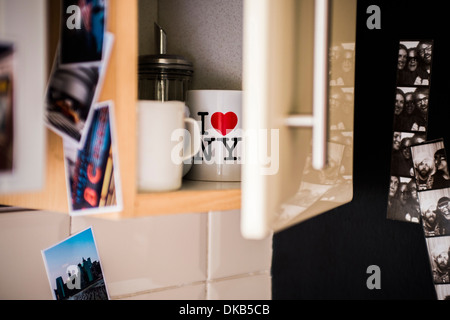 Des photographies sur et autour de l'armoire de cuisine semi-ouvert Banque D'Images