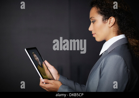 Businesswoman using digital tablet Banque D'Images