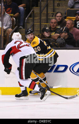 Le 29 septembre, 2011 - Boston, Massachusetts, États-Unis - Boston Bruins aile gauche Daniel Paille (20) tire le palet loin de l'aile droite des Sénateurs d'Ottawa Erik Condra (22) au cours de la première période de la partie. Les Sénateurs d'Ottawa a battu les Bruins de Boston 2 - 1. (Crédit Image : © Mark Fort/global/ZUMAPRESS.com) Southcreek Banque D'Images