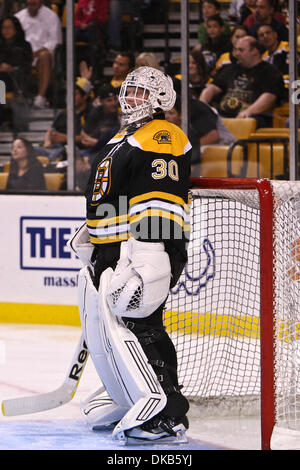 Le 29 septembre, 2011 - Boston, Massachusetts, États-Unis - Boston Bruins gardien Tim Thomas (30) attend la fin de l'action à venir son chemin dans l'ouverture procès-verbal de la match entre les Bruins de Boston et les Sénateurs d'Ottawa. Les Sénateurs d'Ottawa a battu les Bruins de Boston 2 - 1. (Crédit Image : © Mark Fort/global/ZUMAPRESS.com) Southcreek Banque D'Images