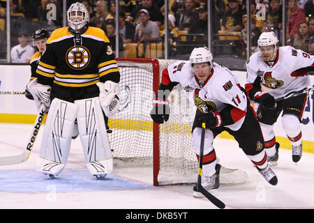 Le 29 septembre, 2011 - Boston, Massachusetts, États-Unis - aile droite des Sénateurs d'Ottawa, Daniel Alfredsson (11) frais de derrière le but dans le match contre les Bruins de Boston. Les Sénateurs d'Ottawa a battu les Bruins de Boston 2 - 1. (Crédit Image : © Mark Fort/global/ZUMAPRESS.com) Southcreek Banque D'Images