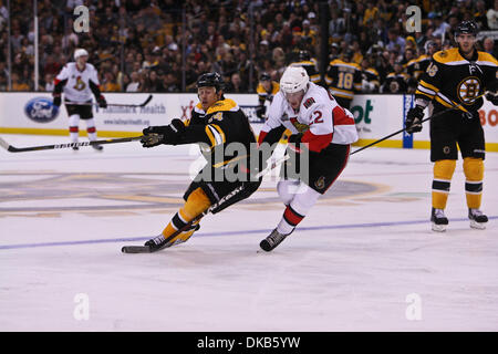 Le 29 septembre, 2011 - Boston, Massachusetts, États-Unis - aile droite des Sénateurs d'Ottawa Erik Condra (22) bloque le défenseur des Bruins de Boston Joe Corvo (14) au cours de la dernière partie de la saison. Les Sénateurs d'Ottawa a battu les Bruins de Boston 2 - 1. (Crédit Image : © Mark Fort/global/ZUMAPRESS.com) Southcreek Banque D'Images