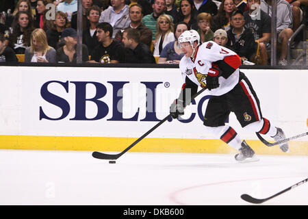 Le 29 septembre, 2011 - Boston, Massachusetts, États-Unis - aile droite des Sénateurs d'Ottawa, Daniel Alfredsson (11) frappe la rondelle à l'écart dans la deuxième période du jeu. Les Sénateurs d'Ottawa a battu les Bruins de Boston 2 - 1. (Crédit Image : © Mark Fort/global/ZUMAPRESS.com) Southcreek Banque D'Images