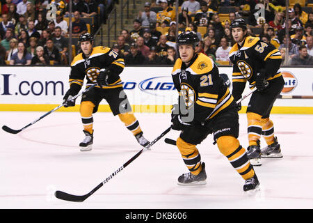 Le 29 septembre, 2011 - Boston, Massachusetts, États-Unis - le défenseur des Bruins de Boston, Andrew Ference (21) et le défenseur Adam McQuaid (54) skate en position pour défendre l'objectif pendant le match contre les Sénateurs d'Ottawa au TD Garden de Boston, Massachusetts. Les Sénateurs d'Ottawa a battu les Bruins de Boston 2 - 1. (Crédit Image : © Mark Fort/global/ZUMAPRESS.com) Southcreek Banque D'Images