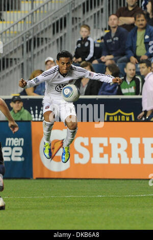 Le 29 septembre, 2011 - Chester, Pennsylvanie, États-Unis - D.C. United terrain Andy Najar (14) contrôle la balle. Dans un match joué à PPL Park à Chester, Pennsylvanie l'Union de Philadelphie a défait le D.C. United 3-2 (Image Crédit : © Mike Southcreek/ZUMAPRESS.com)/human life by Sylvester Graham Banque D'Images