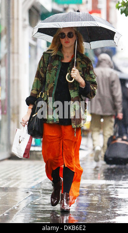 Fearne Cotton abrite sous un parapluie qu'elle arrive à BBC Radio 1 studios Londres Angleterre - 24.09.12 Banque D'Images