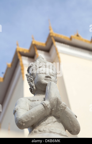 Statue agenouillée au palais royal, Phnom Penh, Cambodge Banque D'Images