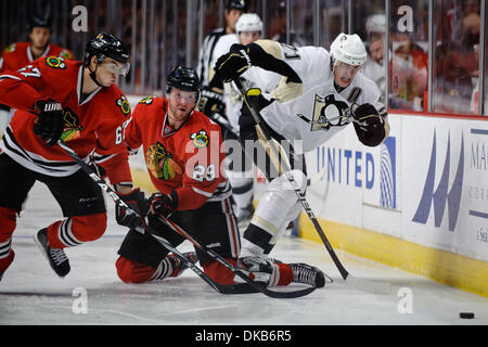 Le 30 septembre 2011 - Chicago, Illinois, États-Unis - Centre de Pittsburgh Evgeni Malkin (71), centre de Chicago Michael Frolik (67) et l'aile gauche Bryan Bickell (29) lutte pour une sonde le long de la bande au cours de la saison de la LNH match entre les Blackhawks de Chicago et les Penguins de Pittsburgh au United Center de Chicago, IL. Les pingouins a défait les Blackhawks 4-2. (Crédit Image : © John Rowland/Sout Banque D'Images