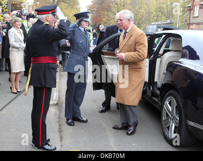 Bedfordshire, Royaume-Uni . 06Th Dec, 2013. Son Altesse Royale le Prince Charles, prince de Galles en photo à divers endroits au cours de sa visite royale à Bedfordshire. Au cours de la journée, le Prince a visité le Musée Higgins à Bedford avant de visualiser l'arbre de Noël Festival à St Pauls Church dans la ville. De là, il s'est rendu au village de Tempsford où - après un court service dans l'église paroissiale - il a dévoilé un mémorial aux femmes agents qui a volé hors de la près de base de la RAF pendant la Deuxième Guerre mondiale. Credit : KEITH MAYHEW/Alamy Live News Banque D'Images