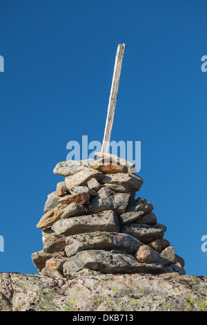 Cairn de pierre comme une marque de navigation en haut de la montagne norvégienne Banque D'Images