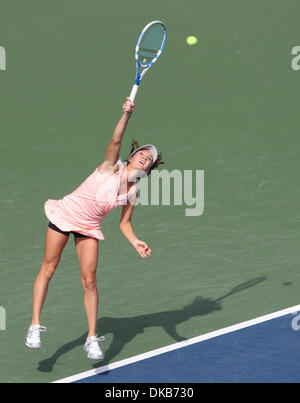 1 octobre 2011 - Tokyo, Japon - Agnieszka Radwanska sert de la Pologne contre la Russe Vera Zvonareva pendant le match final au Pan Pacific Open Tennis Tournament à Ariake Colosseum à Tokyo. (Crédit Image : © Junko Kimura/Jana Press/ZUMAPRESS.com) Banque D'Images