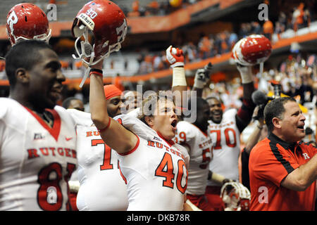 1 octobre 2011 - Syracuse, New York, États-Unis - Rutgers Scarlet Knights fullback Sean Barowski (40) soulève son casque tout en célébrant la victoire au-dessus de Syracuse avec son équipe à l'avant de la Rutgers fans au Carrier Dome à Syracuse, New York. défait Syracuse 19-16 Rutgers en double prolongation. (Crédit Image : © Michael Johnson/Southcreek/ZUMAPRESS.com) Banque D'Images