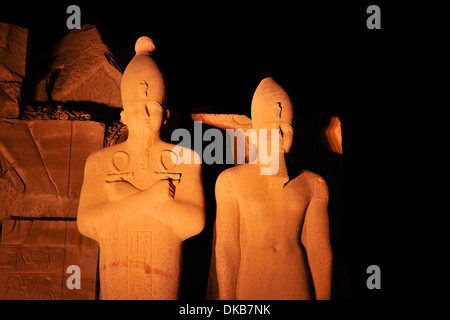 Des statues dans premier tribunal de Grand Temple d'Amon - Temple de Karnak spectacle son et lumière, Luxor, Egypte Banque D'Images