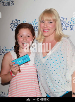 Emma Kenney Andra Moore SPCA Tapis Rouge Salon de Luxe - Emmy Award candidats tenue à SLS Hotel Beverly Terrace Garden Banque D'Images