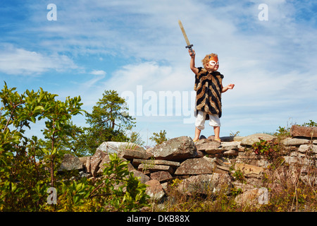 Girl holding sabre en bois, Eggergrund, Suède Banque D'Images