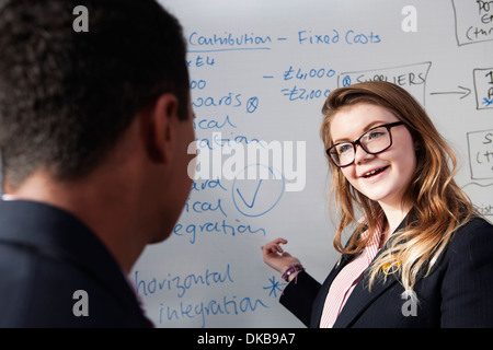 Présenter des idées d'écolière en classe Banque D'Images