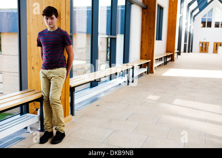 Portrait d'adolescents isolés dans le couloir d'écolier Banque D'Images