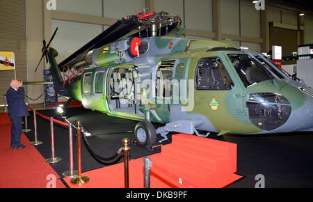 Bandar Seri Begawan, Brunei. 9Th Jul 2013. D'UN S-70i Black Hawk est considéré à l'BRIDEX 2013 à Bandar Seri Begawan, Brunei, le 4 décembre 2013. La 4ème Exposition Internationale en défense du Brunéi Darussalam (BRIDEX 2013) s'est ouverte mardi à l'BRIDEX Exhibition Centre à Brunéi. Source : Xinhua/Alamy Live News Banque D'Images