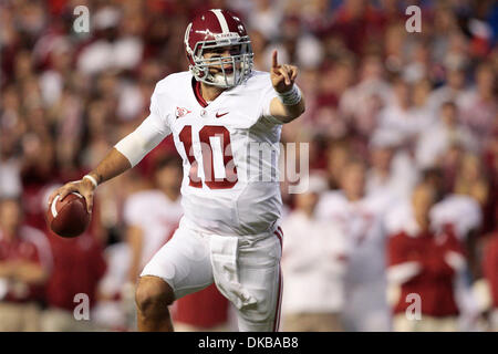 1 octobre 2011 - FL, USA - SERA VRAGOVIC | fois.ht   343253 vrag UF 23 du 10/1/11 (Gainesville) Alabama Crimson Tide quarterback AJ McCarron (10) cherche un homme ouvert au cours du premier trimestre de l'Université de Floride Gators contre l'Alabama Crimson Tide partie de football à Ben Hill Griffin Stadium à Gainesville Samedi 1 octobre. [WILL VRAGOVIC, fois] (crédit Image : © Saint P Banque D'Images