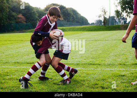 L'équipe de rugby d'écolier d'adolescent la défense pratique Banque D'Images