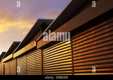 Rangée de cabines de stockage fermés de murs en bois sous la lumière de soleil chaud Banque D'Images