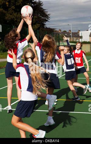 Écolière adolescente dans la pratique de l'équipe de netball Banque D'Images