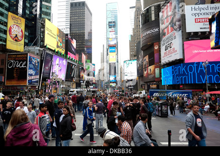 Vue générale de Times Square, New York nord depuis la 42e Rue. Banque D'Images