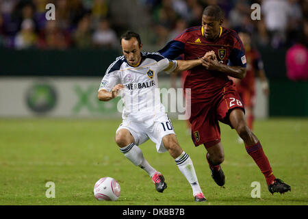 1 octobre 2011 - Carson, Californie, États-Unis - Los Angeles Galaxy Landon Donovan avant # 10 et Real Salt Lake defender Chris Schuler # 28 en action au cours de la jeu de Major League Soccer entre Real Salt Lake et le Los Angeles Galaxy au Home Depot Center. La Galaxie a ensuite battu le Real Salt Lake avec un score final de 2-1. (Crédit Image : © Brandon/ZUMAPRESS.com) Parry/Southcreek Banque D'Images