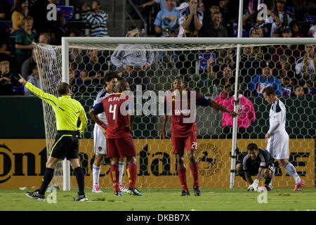 1 octobre 2011 - Carson, Californie, États-Unis - Real Salt Lake defender Chris Schuler # 28 soutient un appel avec l'arbitre pendant le match de Major League Soccer entre Real Salt Lake et le Los Angeles Galaxy au Home Depot Center. La Galaxie a ensuite battu le Real Salt Lake avec un score final de 2-1. (Crédit Image : © Brandon/ZUMAPRESS.com) Parry/Southcreek Banque D'Images