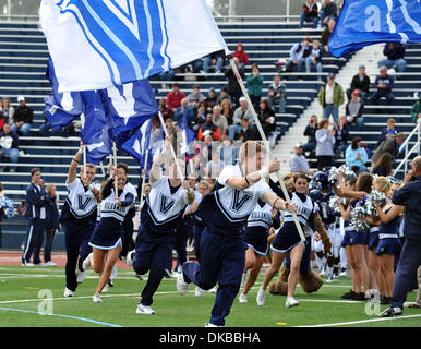 1 octobre 2011 - Morgantown, West Virginia, United States of America - la Villanova cheerleaders mener son équipe sur le terrain avant le début de la NCAA football match entre William & Mary et Villanova Octobre 1, 2011 à Villanova Stadium de Villanova, PA. William et Mary beat Villanova 20-16. (Crédit Image : © Ken Inness/ZUMApress.com)/Southcreek Banque D'Images