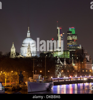 Vue de la Cathédrale St Paul la nuit, Londres, Royaume-Uni Banque D'Images