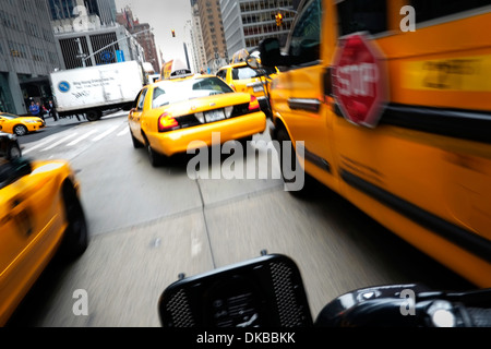 Vue depuis une bicyclette en mouvement lorsqu'il passe dans la circulation sur la 6e Avenue, à Midtown Manhattan, New York. Banque D'Images