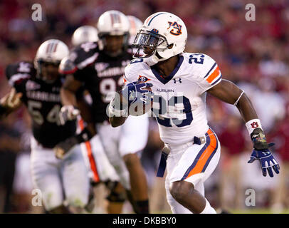 1 octobre 2011 - Columbia, Caroline du Sud, États-Unis - Auburn Tigers Onterio McCalebb running back (23) en cours d'exécution pour le yardage au cours de l'Auburn Tigers vs South Carolina Gamecocks match de football. Auburn bat Caroline du Sud 16-13. (Crédit Image : © Tony Brown/Southcreek/ZUMAPRESS.com) Banque D'Images