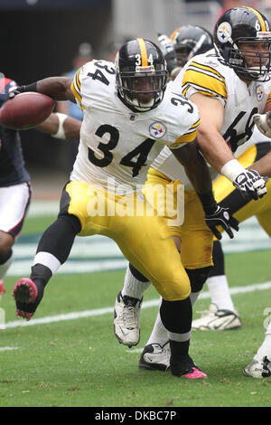 Le 2 octobre 2011 - Houston, Texas, États-Unis - Pittsburgh Steelers Rashard Mendenhall (34) porte le ballon de la zone rouge. Il a battu Houston Texans Pittsburgh Steelers 17-10 au Reliant Stadium de Houston au Texas. (Crédit Image : © Luis Leyva/ZUMAPRESS.com)/Southcreek Banque D'Images