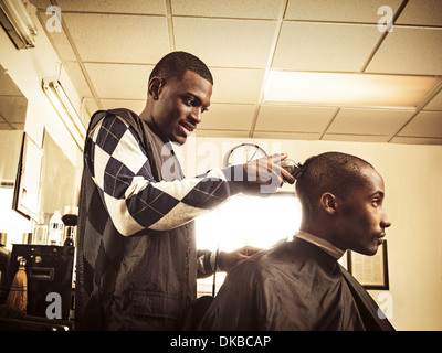 Salon de coiffure dans un salon de coiffure de tête de l'homme Banque D'Images