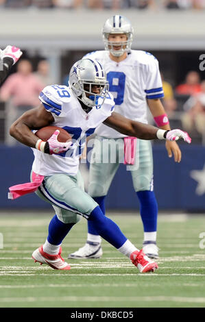 Le 2 octobre 2011 - Arlington, Texas, United States of America - Dallas Cowboys running back DeMarco Murray (29) Coupe du moyen au cours de l'action de jeu que le Detroit Lions face-off contre les Cowboys de Dallas au Cowboys Stadium à Arlington, au Texas. Les Dallas Cowboys mener 20-3 à la demie. (Crédit Image : © Steven Leija/ZUMAPRESS.com)/Southcreek Banque D'Images