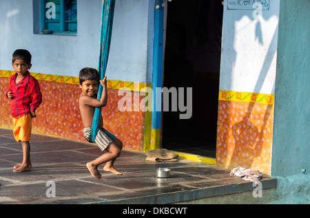 Les jeunes garçons jouant sur les Indiens sari balançoires à la maison dans un village de l'Inde rurale. L'Andhra Pradesh, Inde Banque D'Images