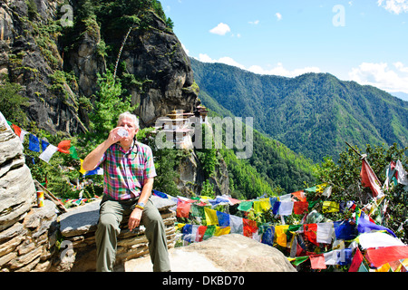 Tiger's nest,10 180 pieds de haut, deux heures de marche,soif chaud,Travail,cliffhanger très sacré,pèlerinage bouddhiste lieu saint,paro Bhoutan Banque D'Images