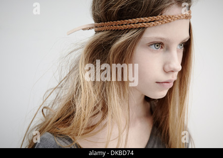 Portrait of Girl wearing tresse cuir autour de chef Banque D'Images