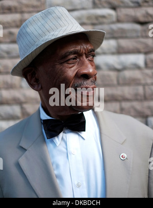 Un homme qui est membre de la Nation de l'Islam dans la ville de New York pose pour une photographie à Brooklyn, New York. Banque D'Images