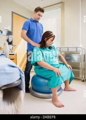 Dans Hosptail Pregnat Woman Using Exercise Ball Banque D'Images