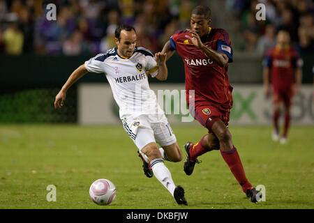1 octobre 2011 - Carson, Californie, États-Unis - Los Angeles Galaxy Landon Donovan avant # 10 et Real Salt Lake defender Chris Schuler # 28 en action au cours de la jeu de Major League Soccer entre Real Salt Lake et le Los Angeles Galaxy au Home Depot Center. La Galaxie a ensuite battu le Real Salt Lake avec un score final de 2-1. (Crédit Image : © Brandon/ZUMAPRESS.com) Parry/Southcreek Banque D'Images