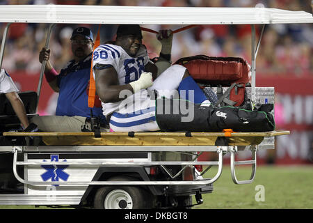 3 octobre 2011 - Tampa, Floride, États-Unis - Indianapolis Colts attaquer défensive Eric Foster (68) a été transporté hors du terrain au cours du deuxième trimestre de lundi soir match contre les Tampa Bay Buccaneers. Tampa défait les Colts 24-17 (Image Crédit : © Don Montague/Southcreek/ZUMAPRESS.com) Banque D'Images