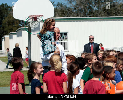 4 octobre 2011 - Land O'Lakes, FLORIDE - BRENDAN FITTERER | fois.PT   344785 FITT biden 5 (10/04/2011 Land O'Lakes) Le Vice-président Joe Biden scoops up deuxième année Haley Davidson pendant qu'il parle avec sa classe d'éducation physique mardi sur le terrain de basket-ball au cours de sa visite à Oakstead élémentaire. ..Résumé : Le Vice-président Joe Biden visites Oakstead Elementary School à Land O'Lakes..B Banque D'Images