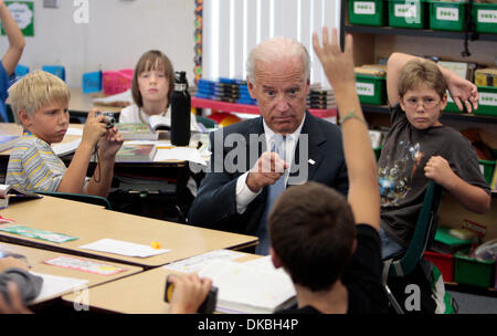 4 octobre 2011 - Land O'Lakes, FLORIDE - BRENDAN FITTERER | fois.PT   344785 FITT biden 4 (10/04/2011 Land O'Lakes) au cours d'une visite à une classe de cinquième année primaire Oakstead Mardi, le Vice-président Joe Biden, demande à William Schuler, avant-plan. Dans l'arrière-plan sont ses camarades de classe, de gauche, Rocco Cardinale, Addison, de la table et Jaden Woodard...Résumé : Le Vice-président Joe Biden vis Banque D'Images