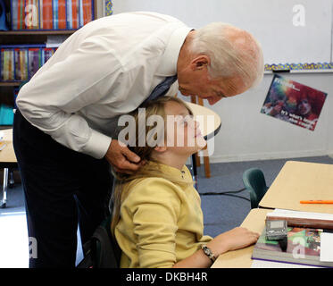 4 octobre 2011 - Land O'Lakes, FLORIDE - BRENDAN FITTERER | fois.PT   344785 FITT biden 2 (10/04/2011 Land O'Lakes) Le Vice-président Joe Biden de cinquième année Oakstead donne une accolade Gaither Kaylee lors d'une visite à sa classe. Kaylee a déclaré que le message d'accueil personnel était la meilleure partie de sa journée. ..Résumé : Le Vice-président Joe Biden visites Oakstead Elementary School à Land O'Lakes..BRENDAN FITTERER Banque D'Images